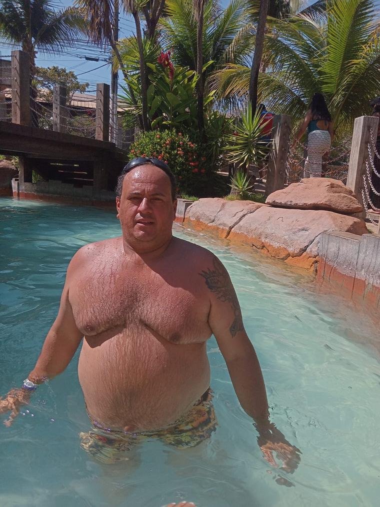 Hóspede aproveitando a piscina termal
