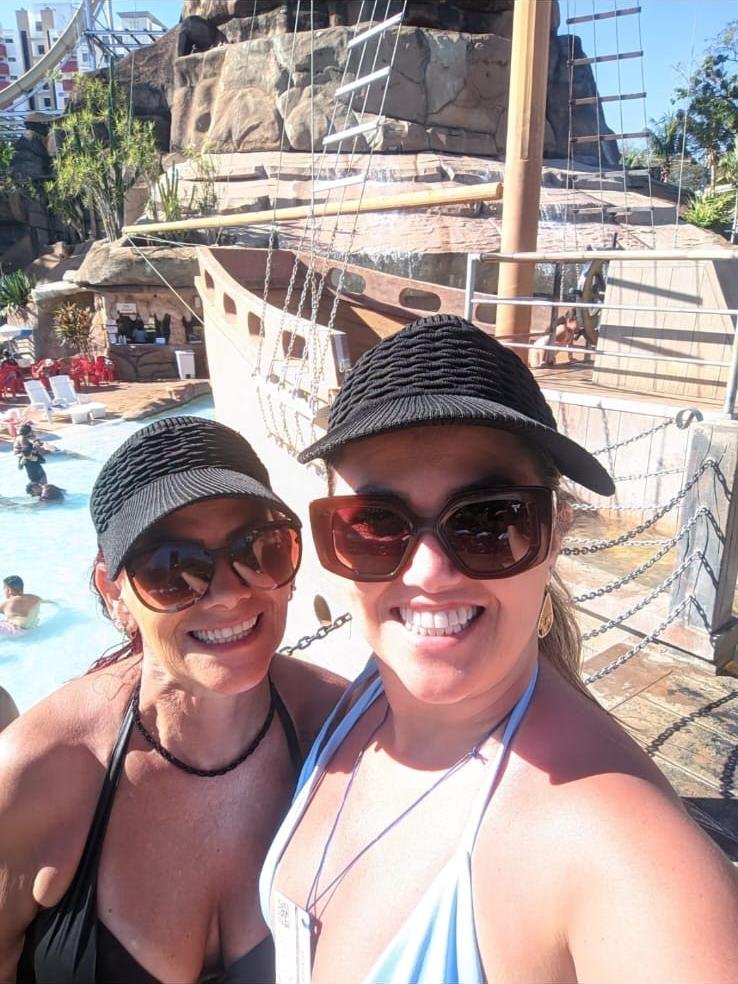Duas amigas sorrindo no parque aquático