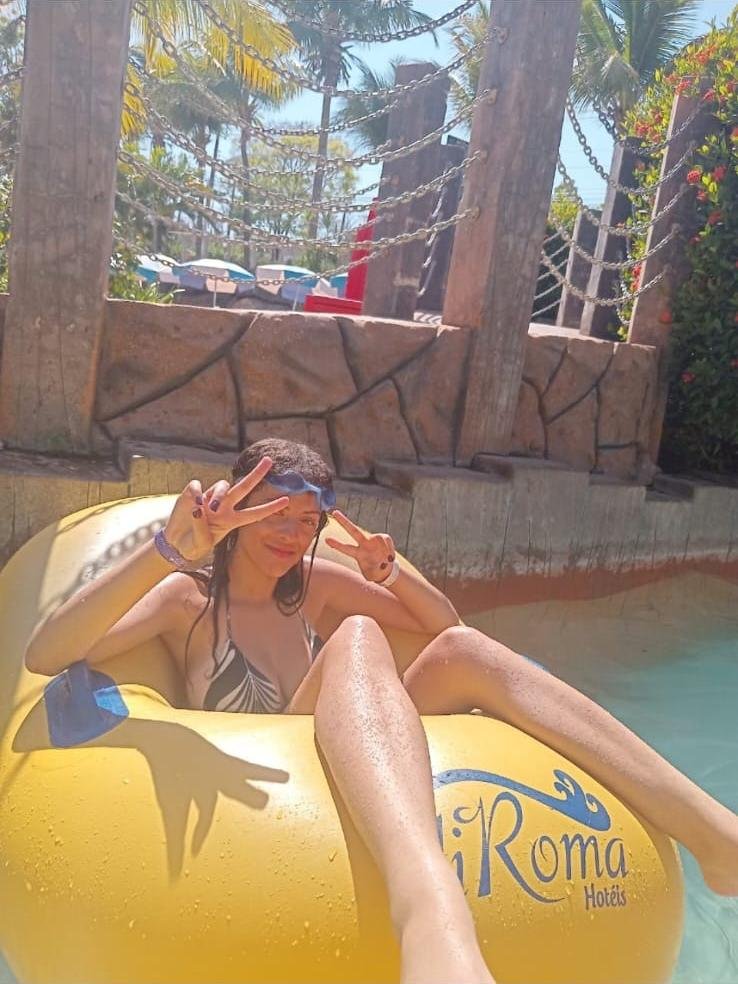 Hóspede boiando em bóia amarela no parque aquático