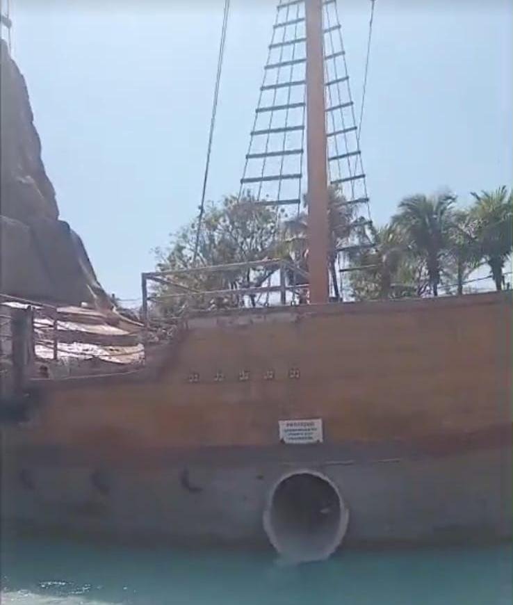 Barco pirata com tobogã no parque aquático